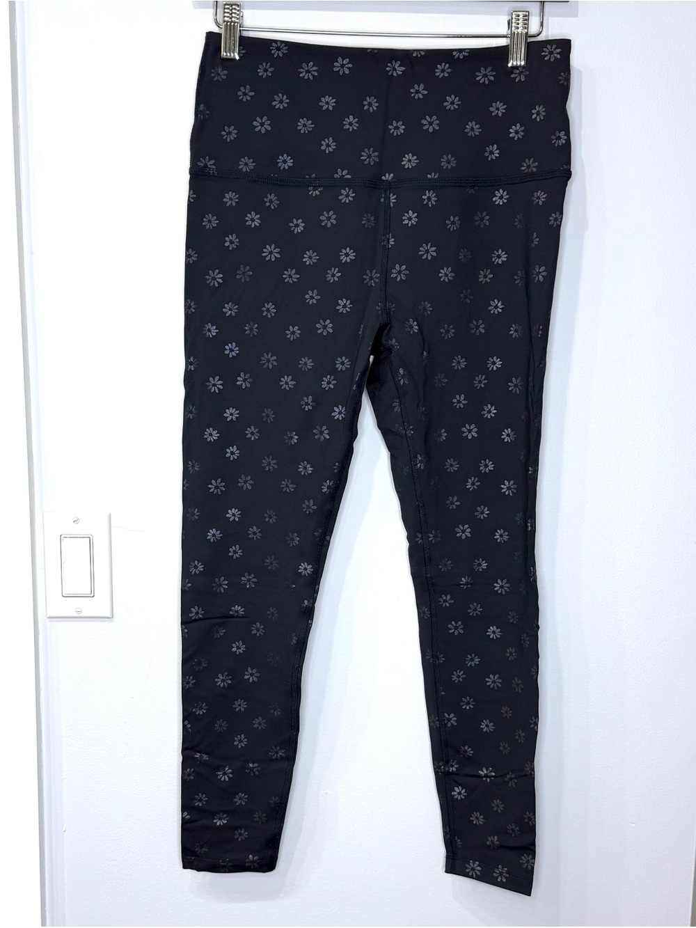 Beyond Yoga Navy w/Floral-Print High-Waist Leggings. Size medium. Like new!